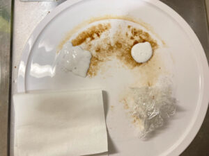 キッチンクリーナーの原液を汚れにかけた状態を撮影した写真