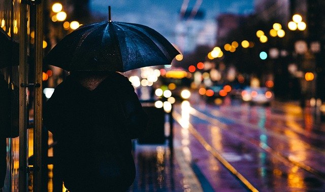 雨が降ってきたらすぐに傘をさせる状況をイメージした画像